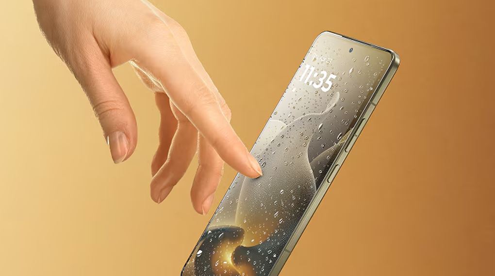 Công nghệ Water Touch trên Motorola Signature giúp thao tác màn hình mượt mà ngay cả khi tay ướt hoặc dưới trời mưa Công nghệ Water Touch trên Motorola Signature giúp thao tác màn hình mượt mà ngay cả khi tay ướt hoặc dưới trời mưa