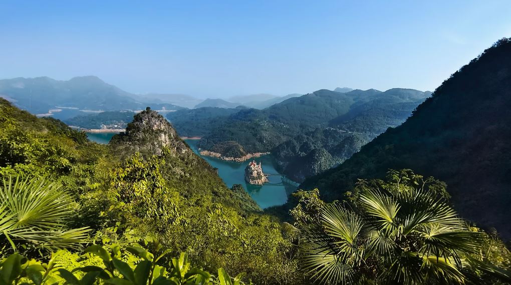 vivo V70 FE trang bị camera góc siêu rộng 8 MP 120 độ, giúp chụp trọn phong cảnh hùng vĩ và ảnh nhóm đông người vivo V70 FE trang bị camera góc siêu rộng 8 MP 120 độ, giúp chụp trọn phong cảnh hùng vĩ và ảnh nhóm đông người