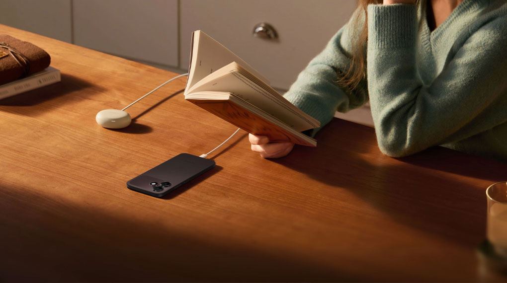 OPPO A6c hỗ trợ sạc ngược 5W tiện lợi, sẵn sàng biến điện thoại thành pin dự phòng để nạp năng lượng cho các phụ kiện nhỏ