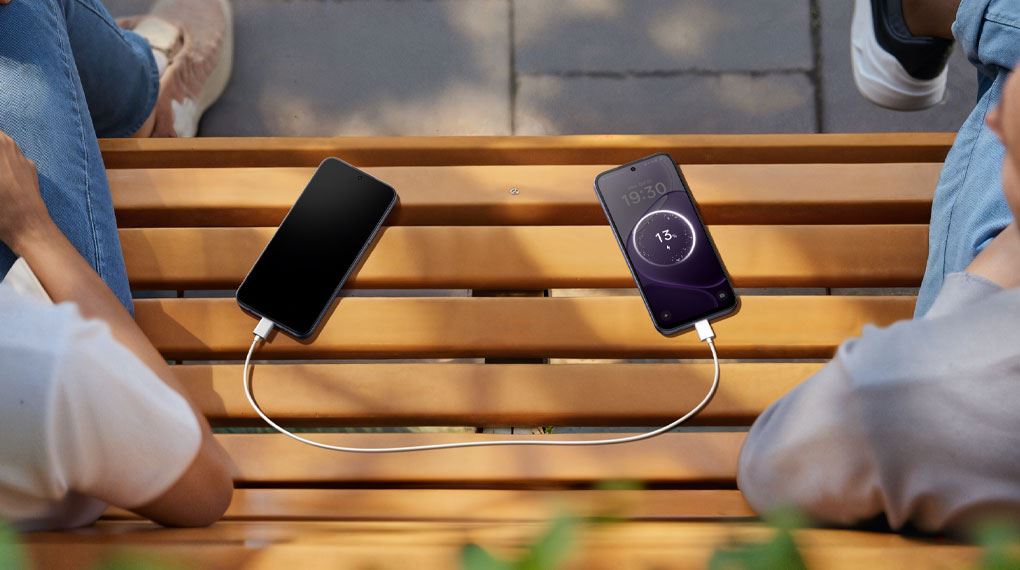 Dễ dàng chia sẻ năng lượng từ OPPO A6t Pro sang tai nghe hoặc điện thoại khác qua cáp OTG, cực kỳ hữu ích trong các chuyến đi