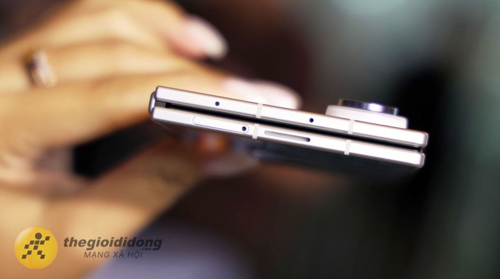 Độ mỏng chỉ 4.1 mm khi mở và 8.9 mm khi gập giúp Samsung Galaxy Z Fold 8 Ultra 1TB dễ dàng nằm gọn trong túi quần không gây cộm cứng Độ mỏng chỉ 4.1 mm khi mở và 8.9 mm khi gập giúp Samsung Galaxy Z Fold 8 Ultra 1TB dễ dàng nằm gọn trong túi quần không gây cộm cứng