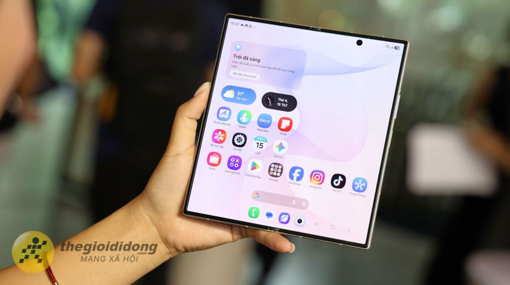 Màn hình chính 8.0 inch tấm nền Dynamic AMOLED 2X trên Samsung Galaxy Z Fold 8 Ultra 1TB mang lại màu sắc sống động và độ tương phản cao Màn hình chính 8.0 inch tấm nền Dynamic AMOLED 2X trên Samsung Galaxy Z Fold 8 Ultra 1TB mang lại màu sắc sống động và độ tương phản cao