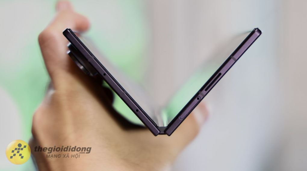 Khung viền Advanced Armor Aluminum kết hợp mặt lưng kính Gorilla Glass Victus 2 trên Samsung Galaxy Z Fold 8 Ultra 1TB giúp máy bền bỉ hơn trước các va chạm hàng ngày Khung viền Advanced Armor Aluminum kết hợp mặt lưng kính Gorilla Glass Victus 2 trên Samsung Galaxy Z Fold 8 Ultra 1TB giúp máy bền bỉ hơn trước các va chạm hàng ngày