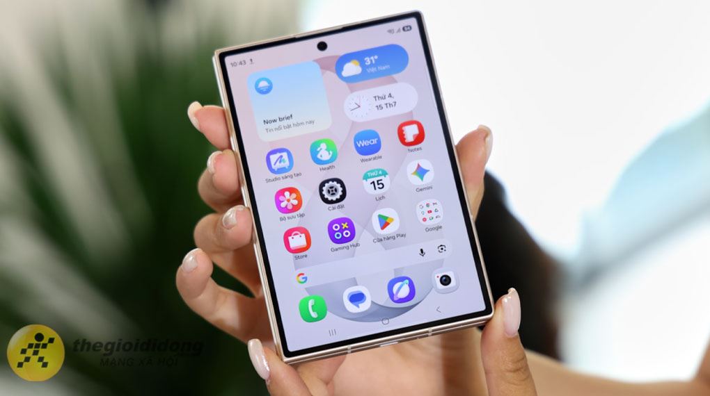 Tỉ lệ màn hình 4:3 mới trên Samsung Galaxy Z Fold 8 512GB mang lại không gian hiển thị cân đối và thoải mái hơn Tỉ lệ màn hình 4:3 mới trên Samsung Galaxy Z Fold 8 512GB mang lại không gian hiển thị cân đối và thoải mái hơn