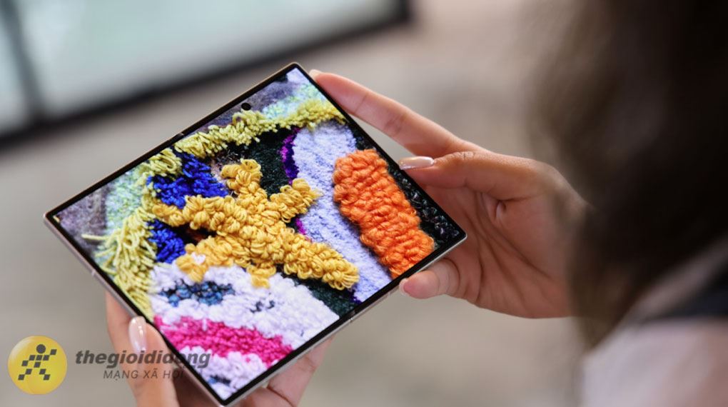 Màn hình Dynamic AMOLED 2X sắc nét trên Samsung Galaxy Z Fold 8 512GB mang lại khả năng hiển thị màu sắc sống động Màn hình Dynamic AMOLED 2X sắc nét trên Samsung Galaxy Z Fold 8 512GB mang lại khả năng hiển thị màu sắc sống động
