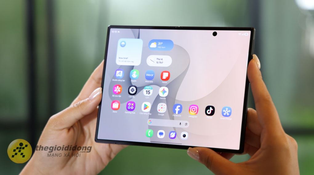 Màn hình chính 7.6 inch rộng rãi trên Samsung Galaxy Z Fold 8 512GB mang lại không gian làm việc hiệu quả như máy tính bảng Màn hình chính 7.6 inch rộng rãi trên Samsung Galaxy Z Fold 8 512GB mang lại không gian làm việc hiệu quả như máy tính bảng
