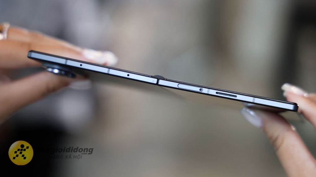 Samsung Galaxy Z Fold 8 512GB mỏng nhẹ ấn tượng với độ dày chỉ 4.5mm khi mở, mang lại cảm giác cầm nắm thoải mái Samsung Galaxy Z Fold 8 512GB mỏng nhẹ ấn tượng với độ dày chỉ 4.5mm khi mở, mang lại cảm giác cầm nắm thoải mái