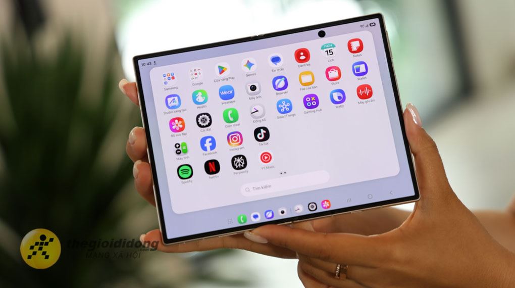 Tính năng Wireless PowerShare trên Samsung Galaxy Z Fold 8 512GB cho phép sạc ngược tiện lợi cho tai nghe hoặc đồng hồ Tính năng Wireless PowerShare trên Samsung Galaxy Z Fold 8 512GB cho phép sạc ngược tiện lợi cho tai nghe hoặc đồng hồ