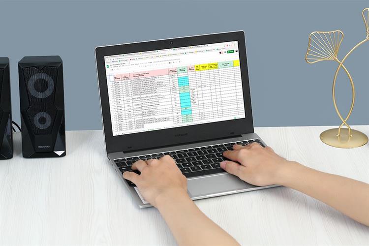 Laptop Samsung Galaxy Chromebook Go XE310XDA-KA1VN (N4500, 4GB, 32GB, HD, Win11 Pro) Màu Bạc