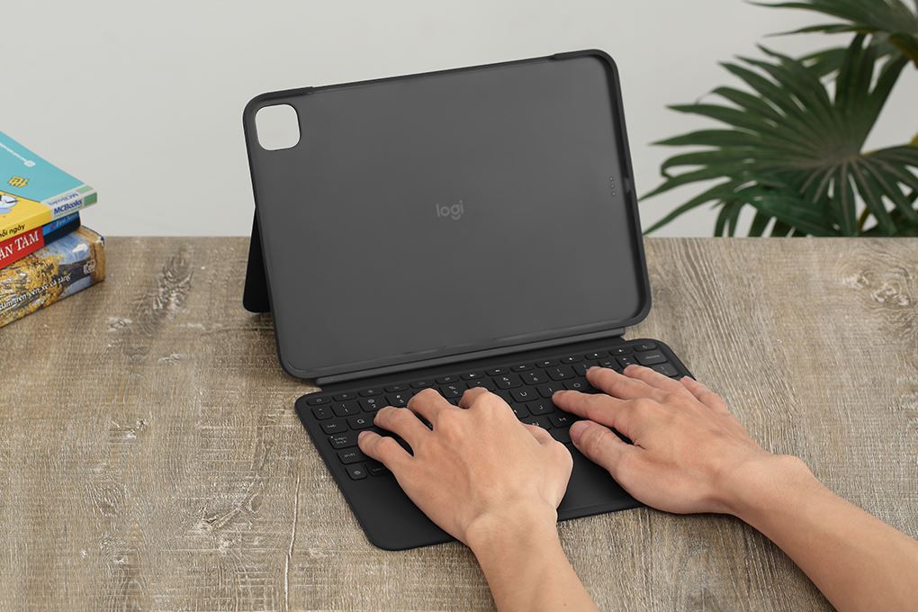 Bàn Phím iPad Logitech Combo Touch Gen 10TH/A16 - 16