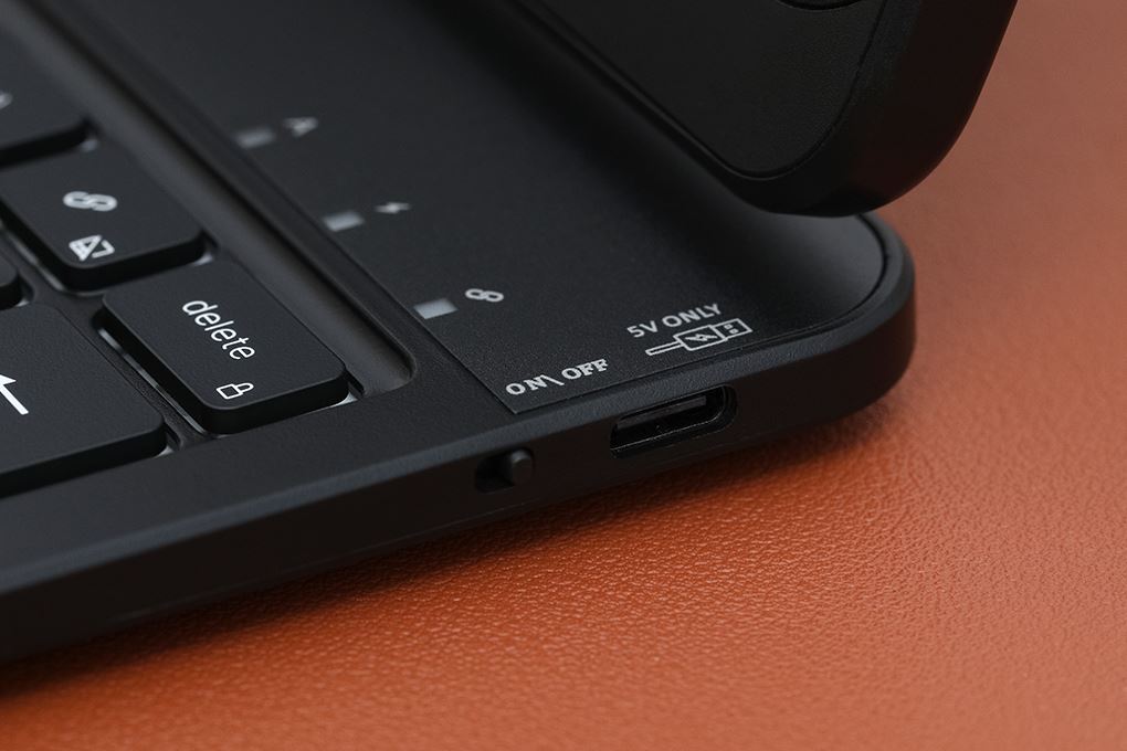 Bao Da Bàn Phím iPad Typecase Flexbook Touch Series with trackpad Air 6 Màu Đen