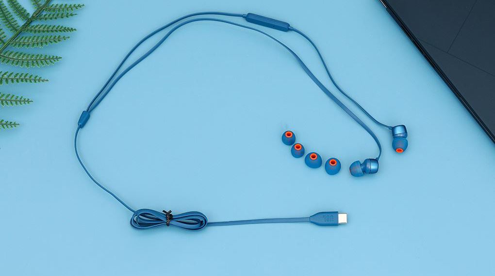 Thiết kế nhỏ gọn của tai nghe JBL T310C mang lại cảm giác đeo thoải mái khi học tập và giải trí