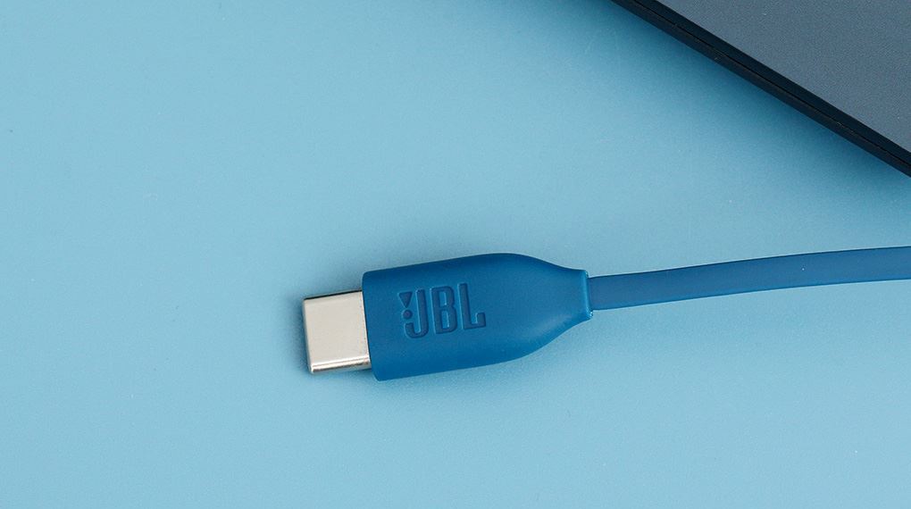 Kết nối Type-C hiện đại trên tai nghe JBL T310C giúp truyền âm ổn định, tương thích nhiều thiết bị