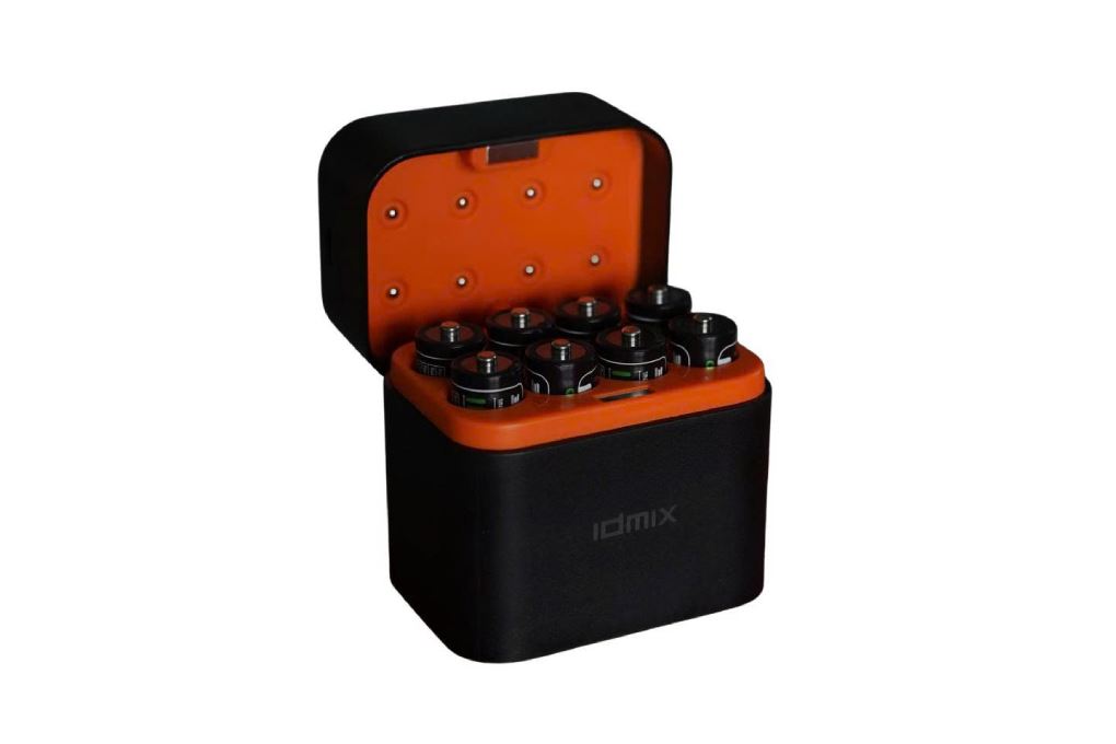 Bộ Hộp Sạc 2h IDMIX 2A08 Pin 2A Màu Đen
