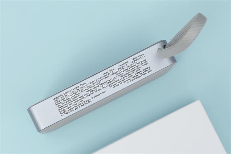 Pin sạc dự phòng Polymer Không dây Magnetic Qi2.2 Type C PD 30W Ugreen PB773 kèm Cáp Type C Màu Xám nhạt