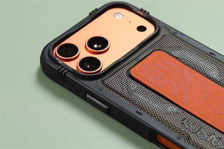 Ốp lưng MagSafe iPhone 17 Pro Max PC TPU SKINARMA Grip Stand PHANTOM Màu Đen - Cam