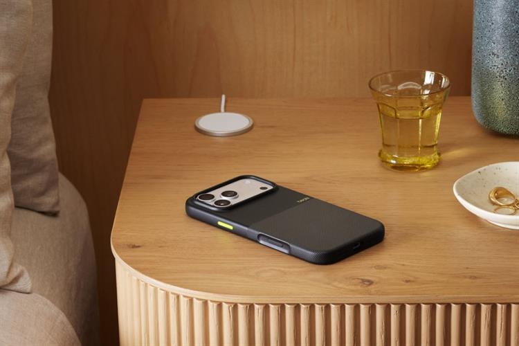 Ốp lưng MagSafe iPhone 17 Pro Max Nhựa Polymer Beats Màu Đen