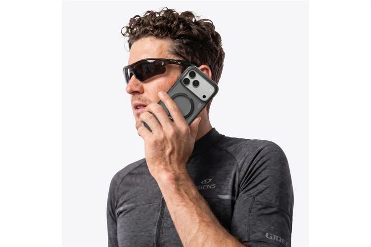 Ốp lưng Magnetic 360 Stand iPhone 17 Pro Max TPU PC TORRAS Q3 AIR Màu Đen