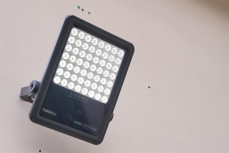 Đèn pha năng lượng mặt trời Modi MD-PT18-400-W Màu Đen