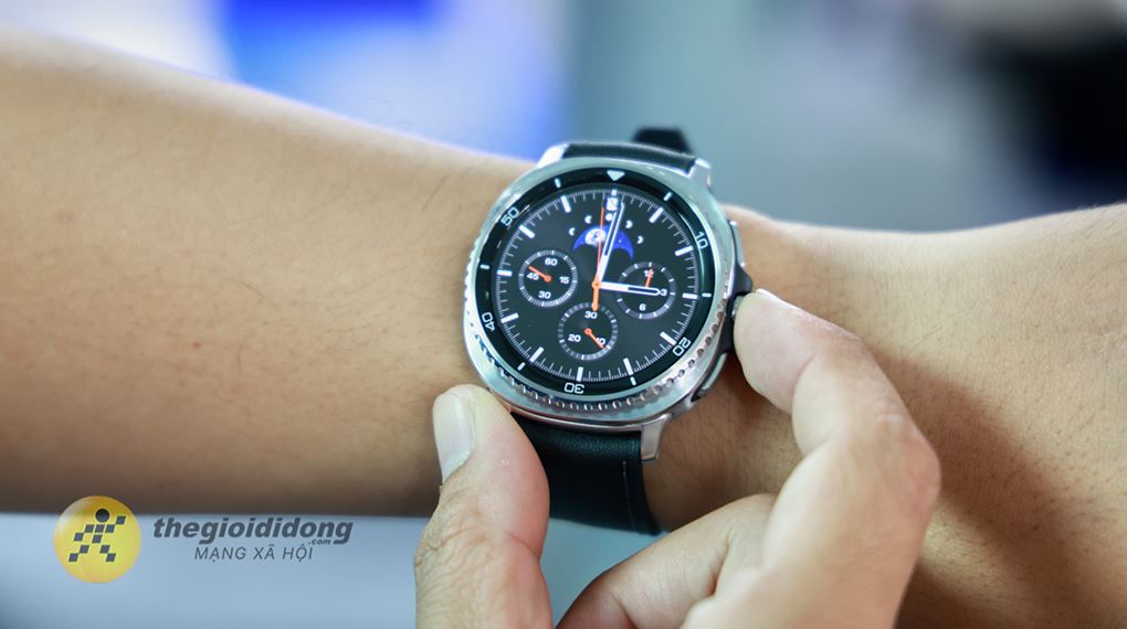 K&iacute;ch thước lớn v&agrave; mặt xoay bezel vật l&yacute;