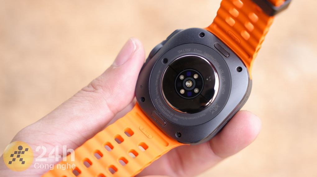 Thiết kế lai độc đ&aacute;o giữa mặt tr&ograve;n cổ điển v&agrave; khung vu&ocirc;ng