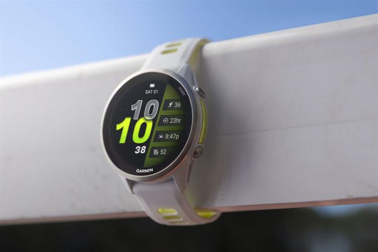 Garmin Forerunner 970 47mm dây silicone Màu Trắng - Vàng