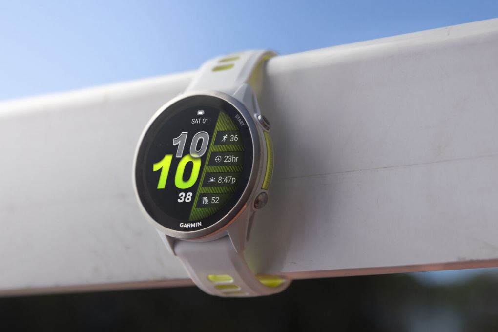 Garmin Forerunner 970 47mm dây silicone Màu Trắng - Vàng