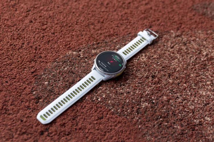 Garmin Forerunner 970 47mm dây silicone Màu Trắng - Vàng