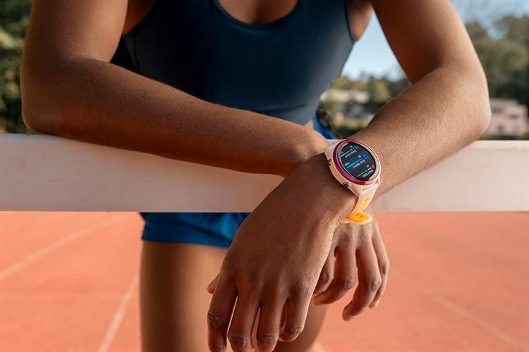 Garmin Forerunner 570 42.4mm dây silicone Màu Trắng - Vàng