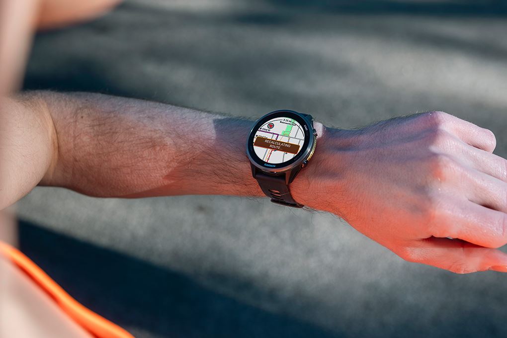 Garmin Forerunner 570 42.4mm dây silicone Màu Đen