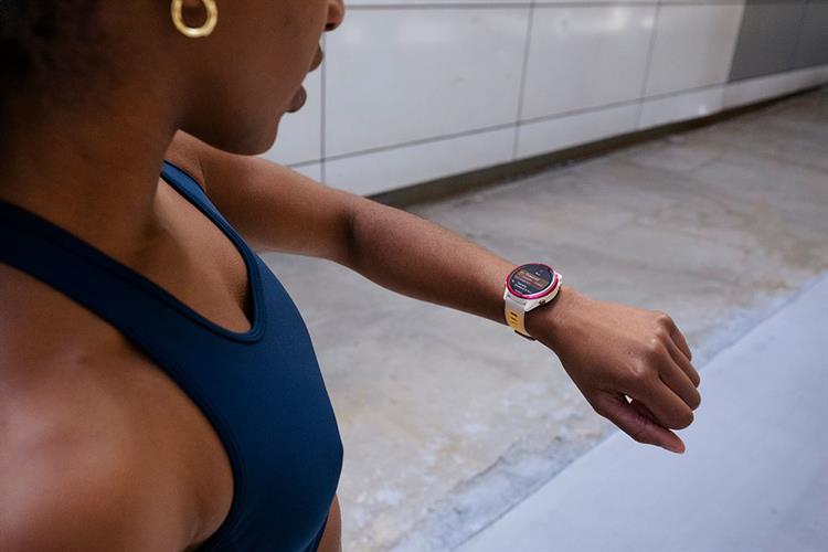 Garmin Forerunner 570 42.4mm dây silicone Màu Trắng - Vàng