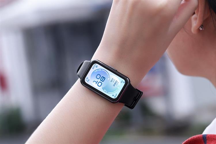 Vòng đeo tay thông minh Huawei Band 11 viền nhôm dây Fluor Màu Đen