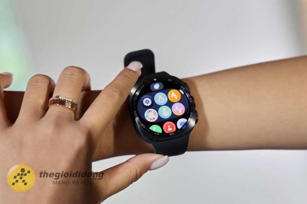 Tấm nền Super AMOLED 1.52 inch độ phân giải 498 x 498 pixels trên Samsung Galaxy Watch Ultra 2 hiển thị chi tiết tốt bản đồ và thông báo Tấm nền Super AMOLED 1.52 inch độ phân giải 498 x 498 pixels trên Samsung Galaxy Watch Ultra 2 hiển thị chi tiết tốt bản đồ và thông báo