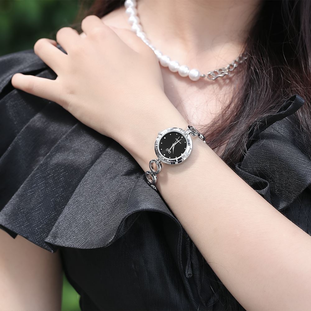 Đồng hồ Q&Q 30 mm Nữ F11A-002PY