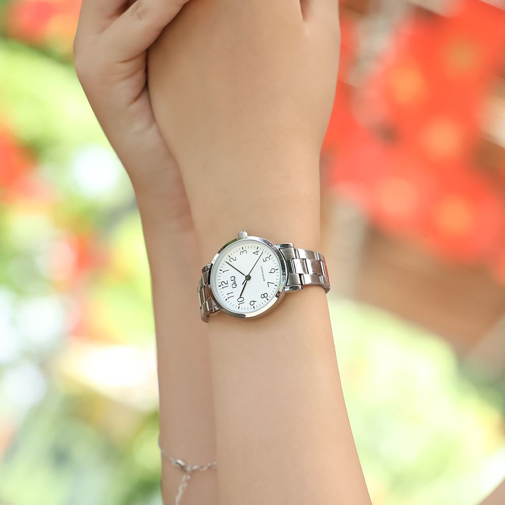 Đồng hồ Q&Q 30.5 mm Nữ C35A-002PY