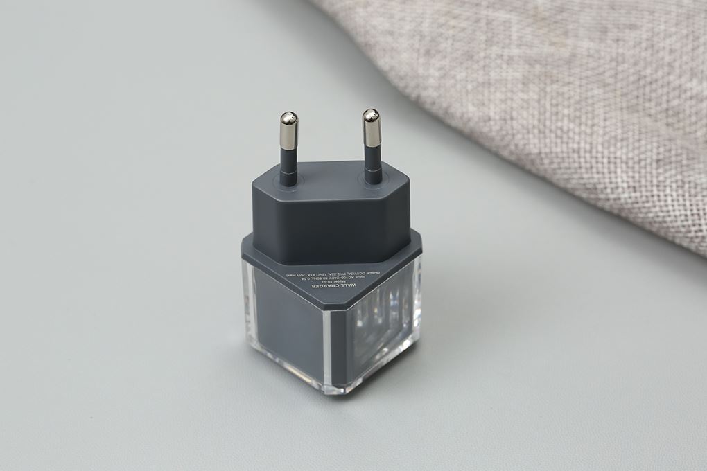 Sạc nhanh Type-C PD 20W Xmobile DC03 Màu Xám đậm
