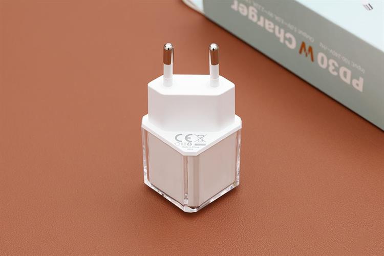 Sạc nhanh Type-C PD 30W Xmobile DC04 Màu Trắng