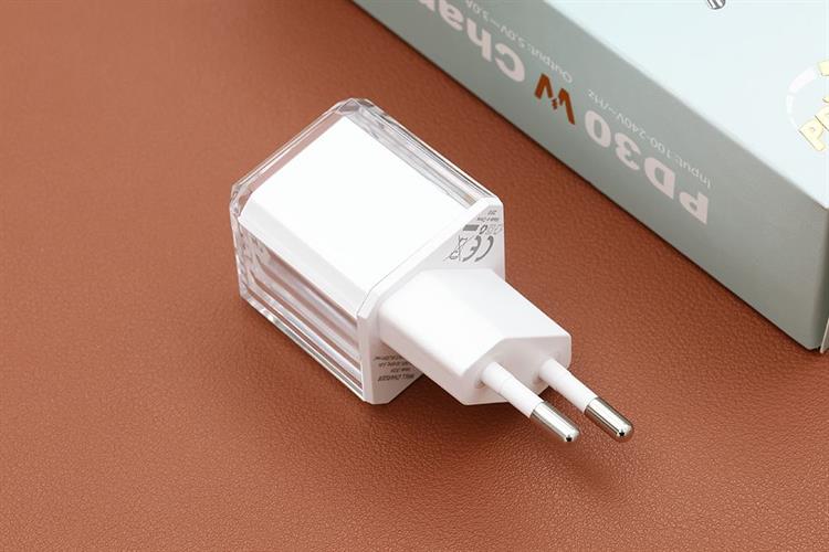 Sạc nhanh Type-C PD 30W Xmobile DC04 Màu Trắng