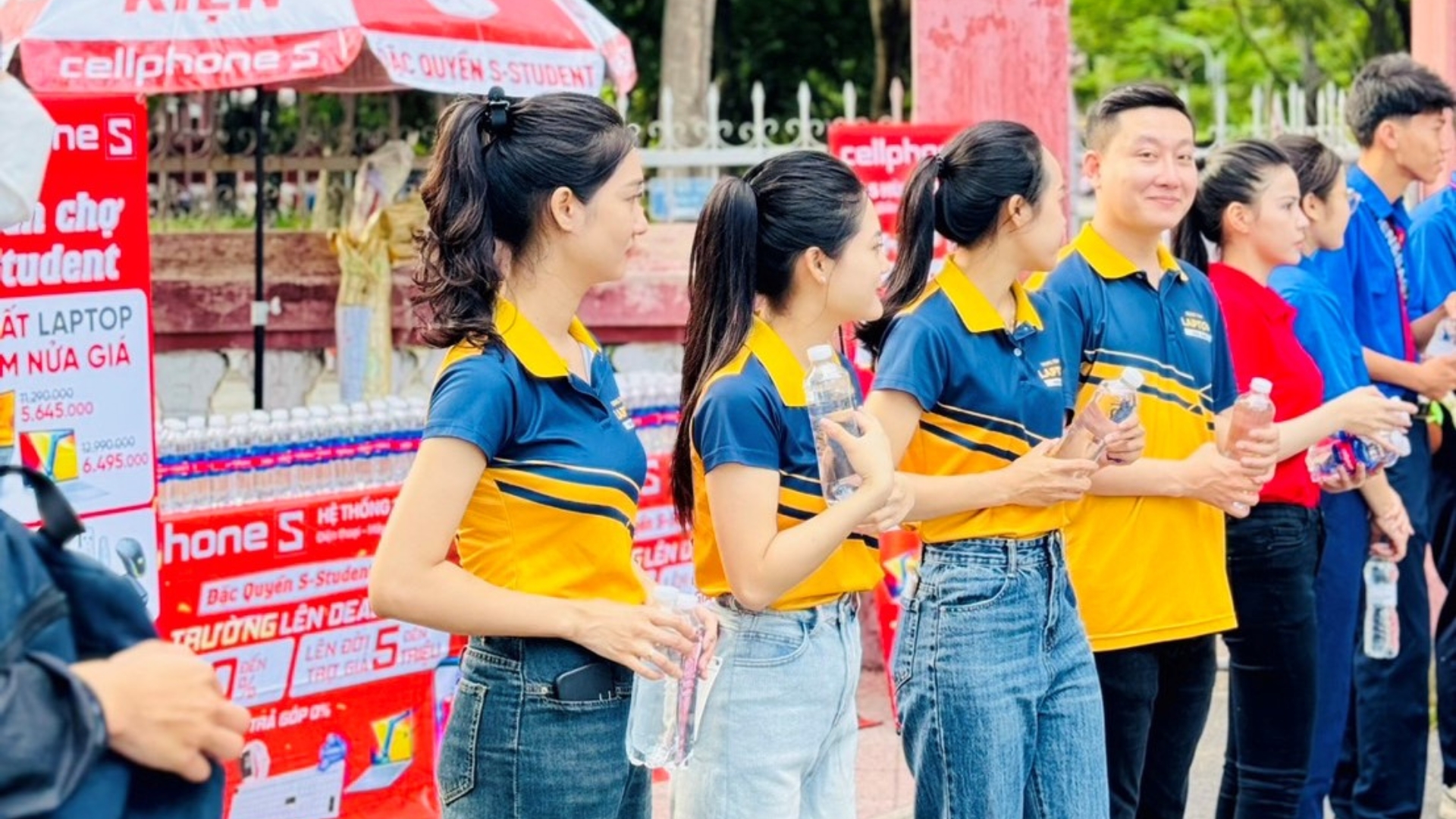 The Gioi Di Dong Dong Hanh Cung  Chuong Trinh "Tiep Suc Mua Thi" 2024