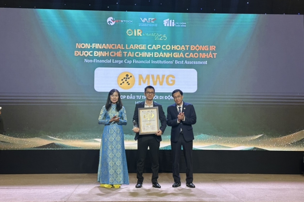 Ông Đoàn Phan Trung Kiên - Trưởng Phòng Đầu Tư - Ban Quan Hệ Cổ Đông & Đầu Tư MWG - nhận kỷ niệm chương và giấy chứng nhận cho MWG ở hạng mục Non-Financial Large Cap có hoạt động IR được Định chế tài chính đánh giá cao nhất 2025 Ông Đoàn Phan Trung Kiên - Trưởng Phòng Đầu Tư - Ban Quan Hệ Cổ Đông & Đầu Tư MWG - nhận kỷ niệm chương và giấy chứng nhận cho MWG ở hạng mục Non-Financial Large Cap có hoạt động IR được Định chế tài chính đánh giá cao nhất 2025