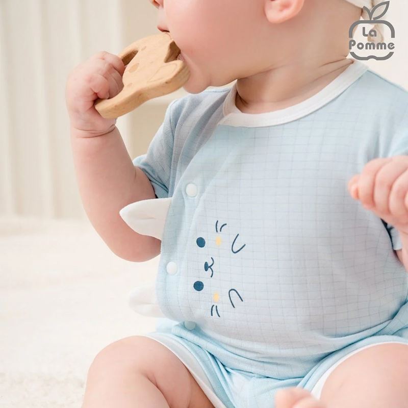 Bộ tay ngắn cài chéo bạn nhỏ ngộ nghĩnh La Pomme màu trắng 6