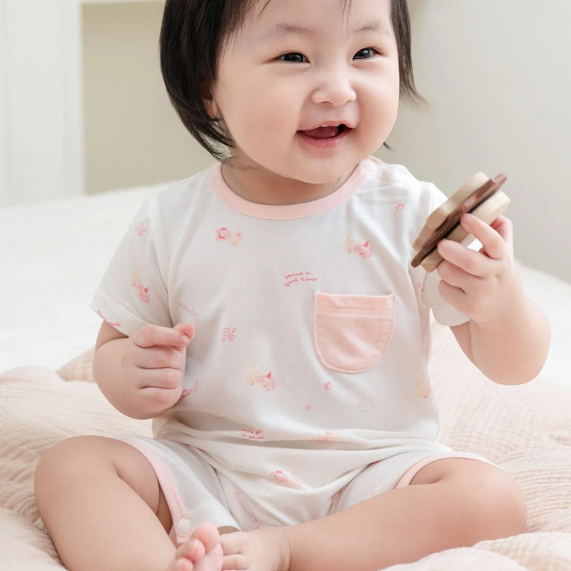 Bodysuit cài vai họa tiết ngộ nghĩnh La Pomme màu hồng - trắng 3