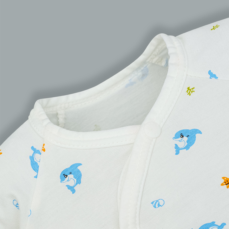 Áo tay dài cài chéo in cá heo IQ Baby màu trắng 3
