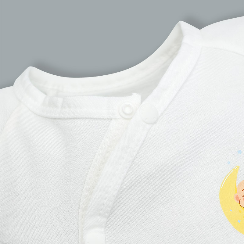 Áo tay ngắn cài chéo in bé trăng IQ Baby màu trắng 5