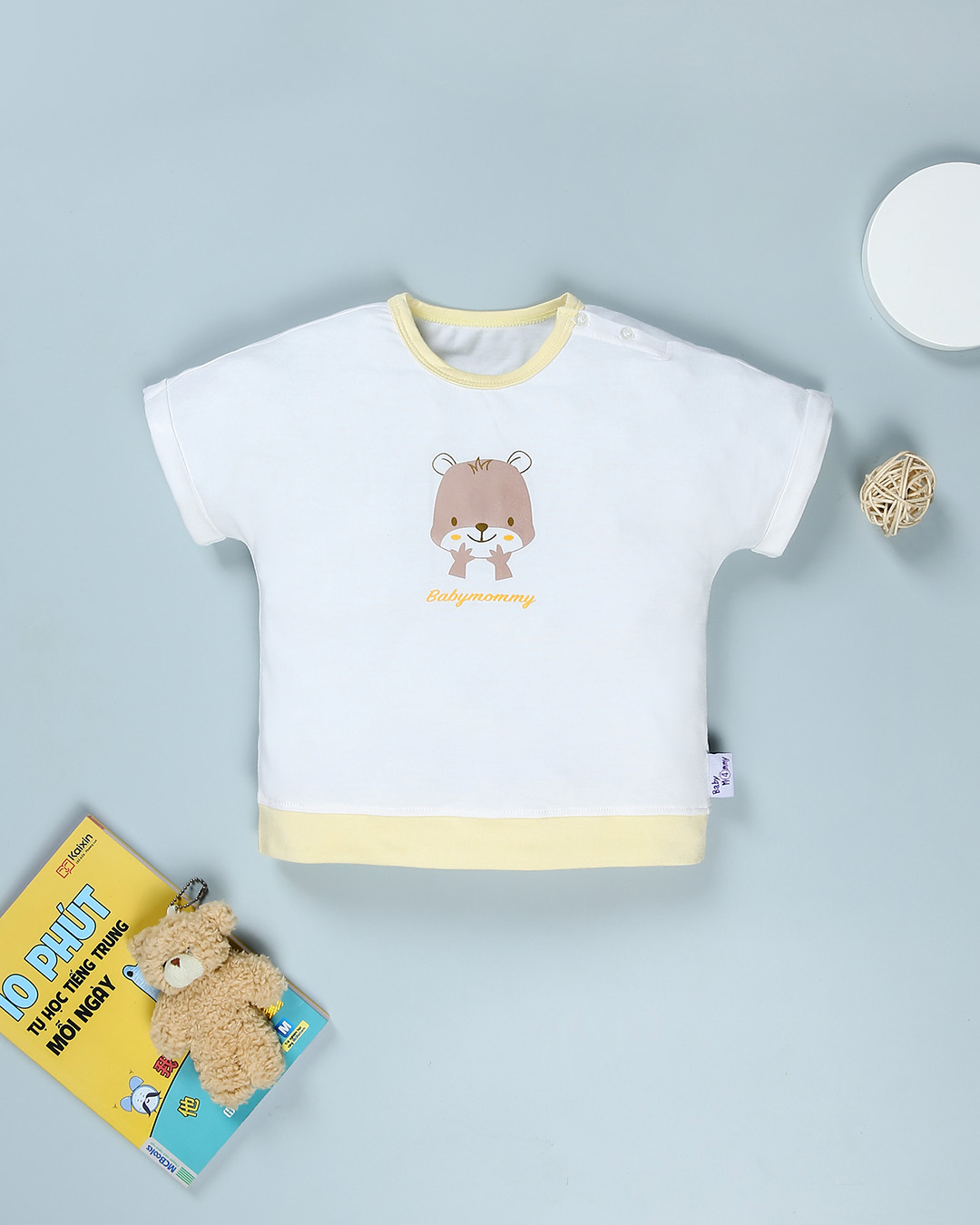 Bộ tay ngắn bé trai BabyMommy cài vai in gấu màu trắng - vàng 2