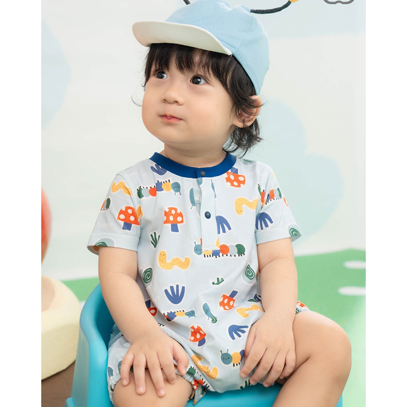 Bodysuit tay ngắn La Pomme họa tiết những người bạn trong vườn màu xanh nhạt 3